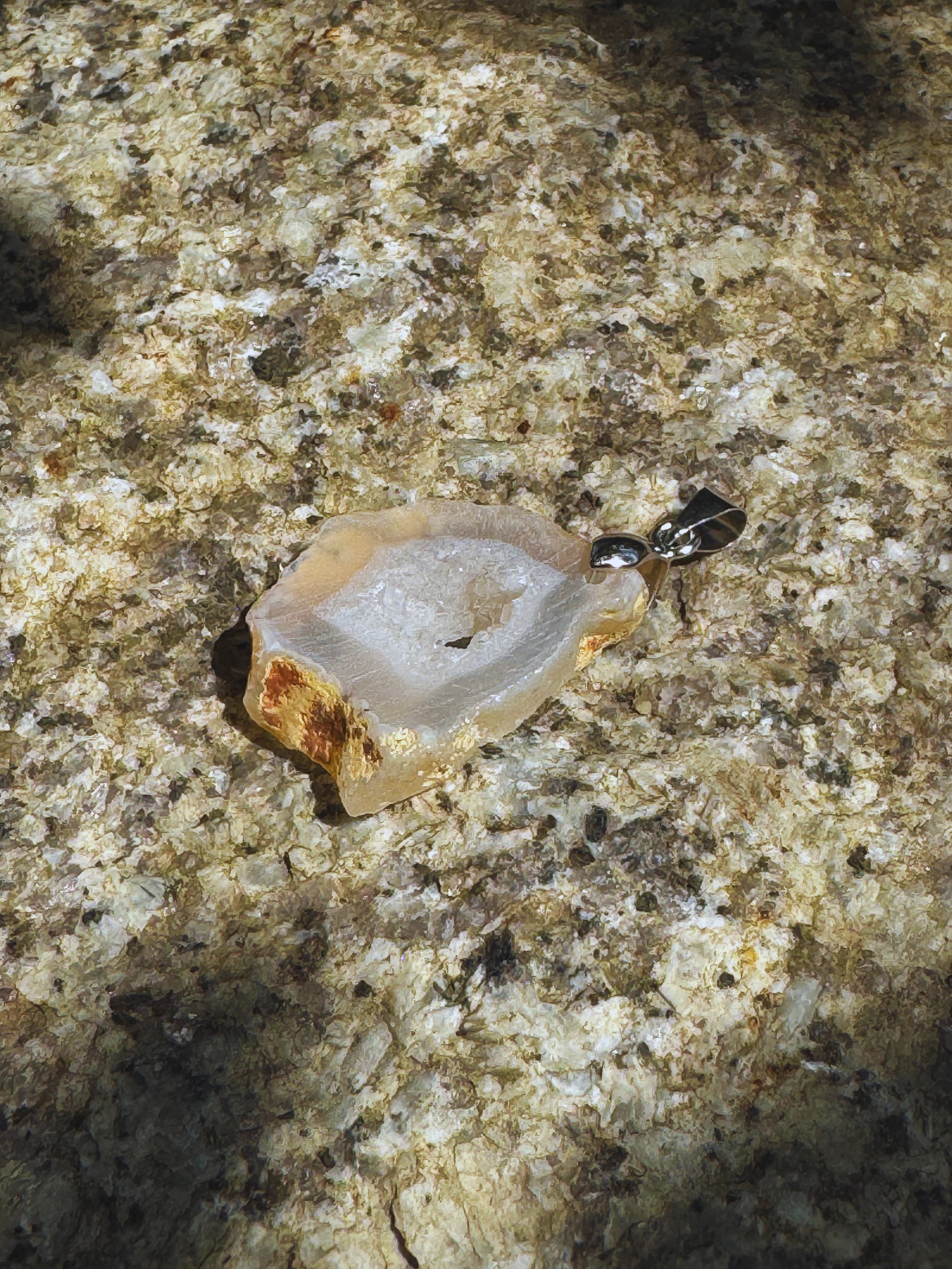 Achat-Kristallanhänger „Kreis der Stärke“ – mit funkelnden Kristallen