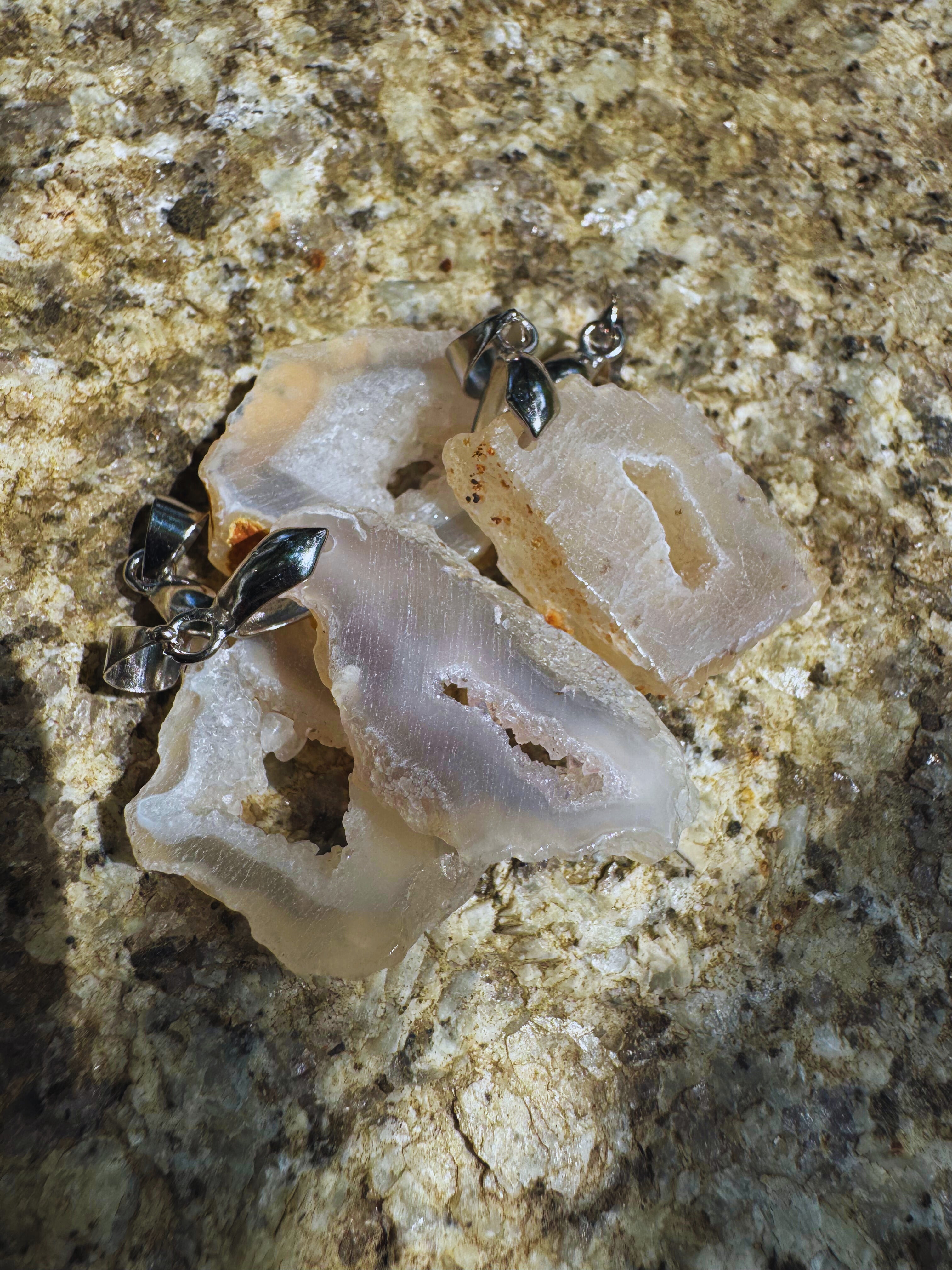 Achat-Kristallanhänger „Kreis der Stärke“ – mit funkelnden Kristallen