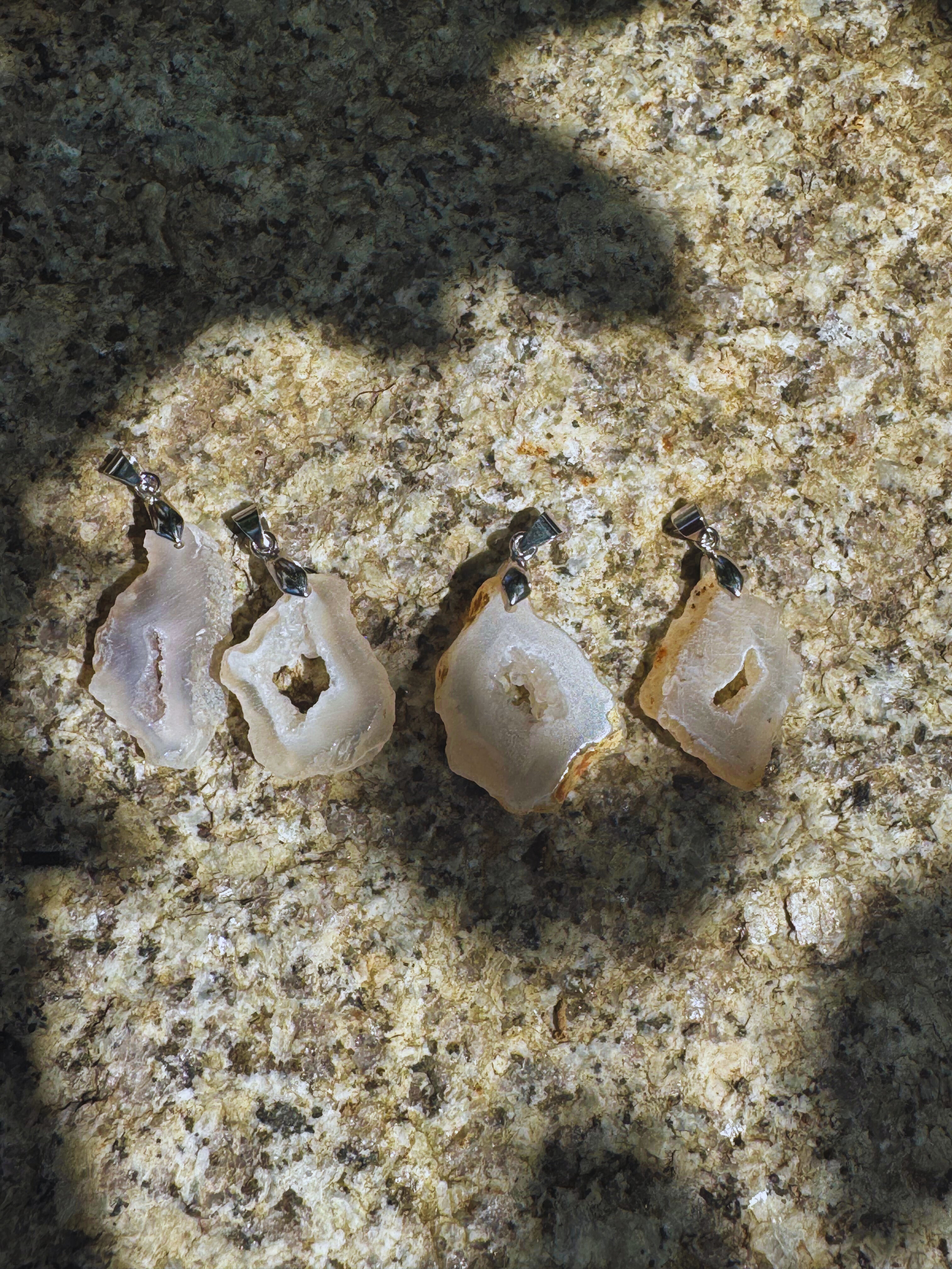 Achat-Kristallanhänger „Kreis der Stärke“ – mit funkelnden Kristallen